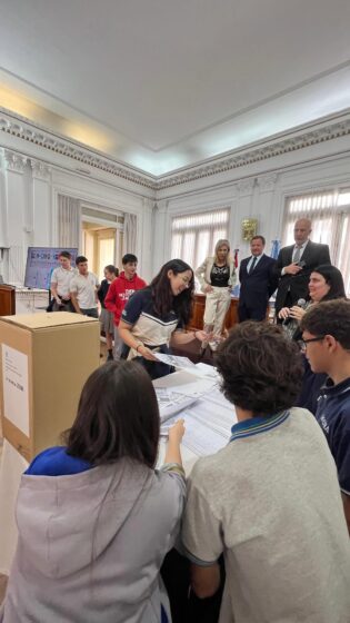 📍 Estuvimos en el Salón Blanco del Palacio Municipal participando de una jornada-taller teórico-práctica junto a estudiantes de …